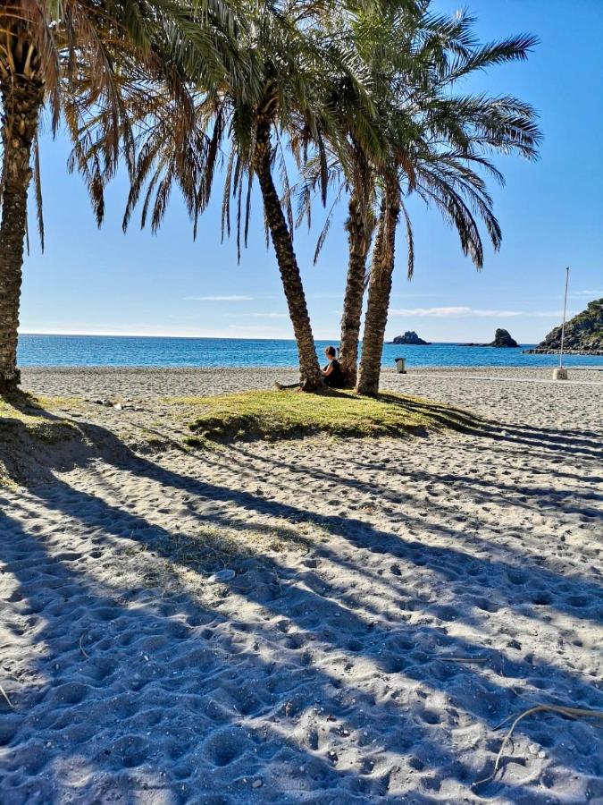 PRECIOSO y EXCLUSIVO APARTAMENTO EN 1º LINEA DE PLAYA CON PARKING - Chambres d'hôtes Almuñécar