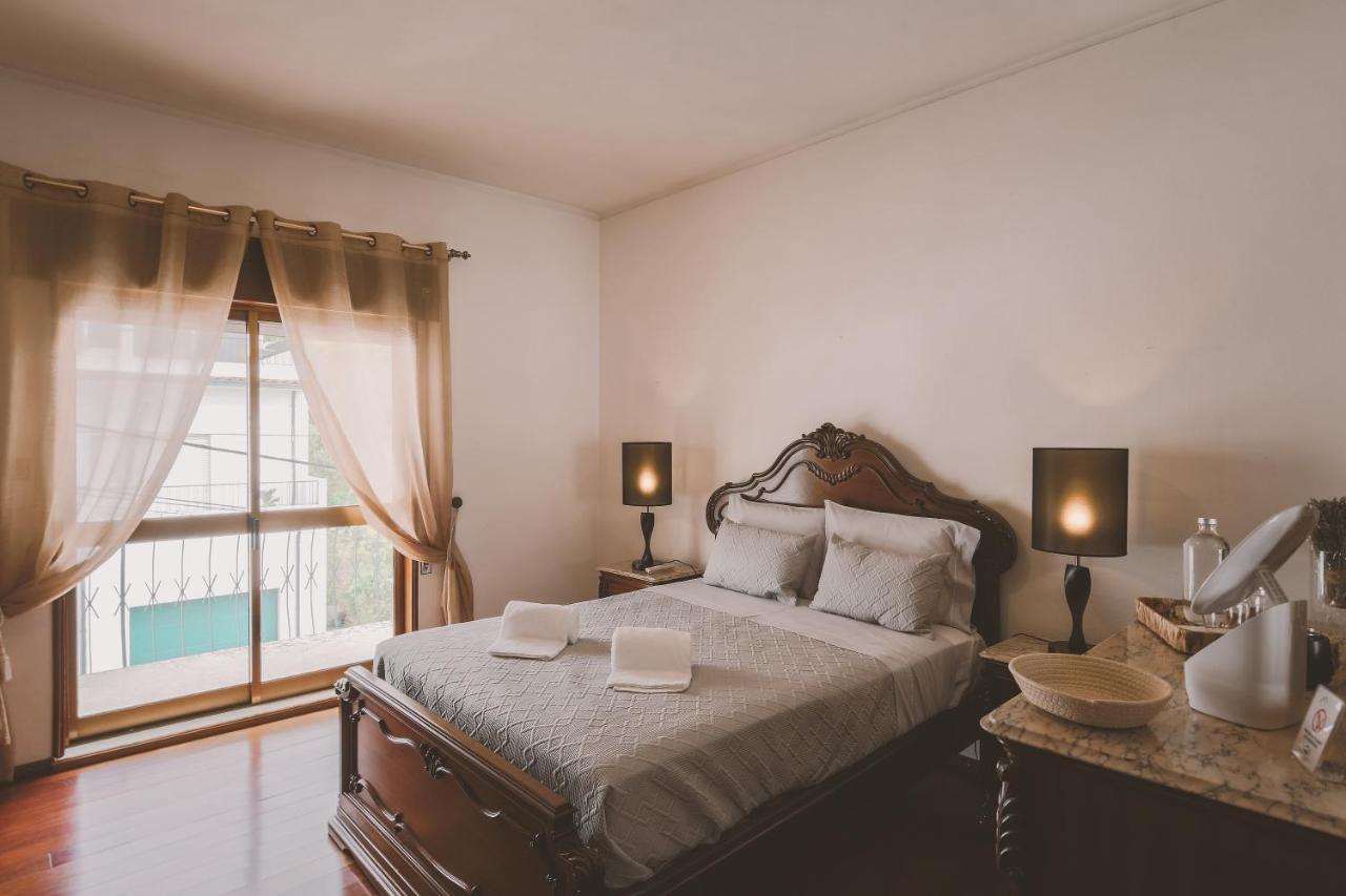 Habitación con cama grande