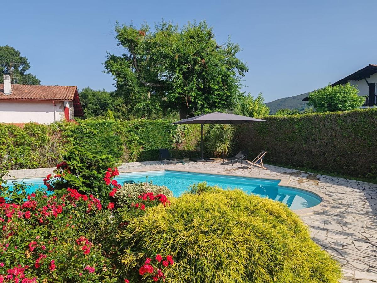 Villa basque piscine chauffée - B&B Ascain