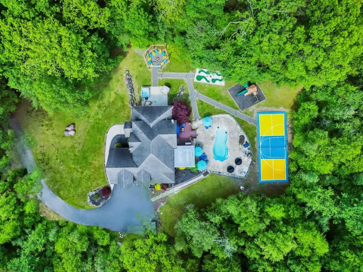 Sleeps 14 Pool Hot Tub Sauna Pickleball Arcade - Bed and Breakfast Stroudsburg