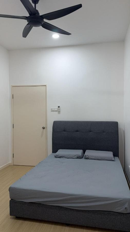 A Room in Kundang Estates - B&B