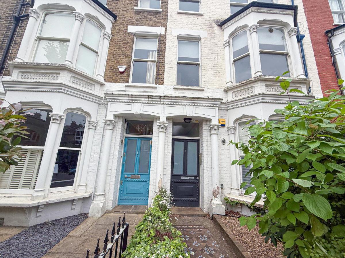 2-Bedroom flat with private patio & firepit in Shepherds Bush near Hammersmith - B&B London