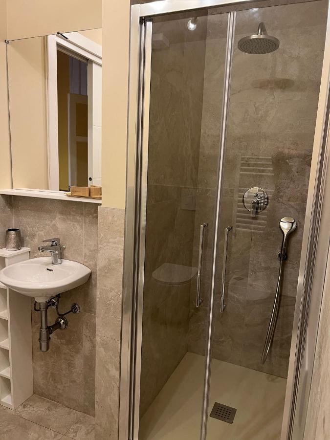 Camera Tripla con Vista Città