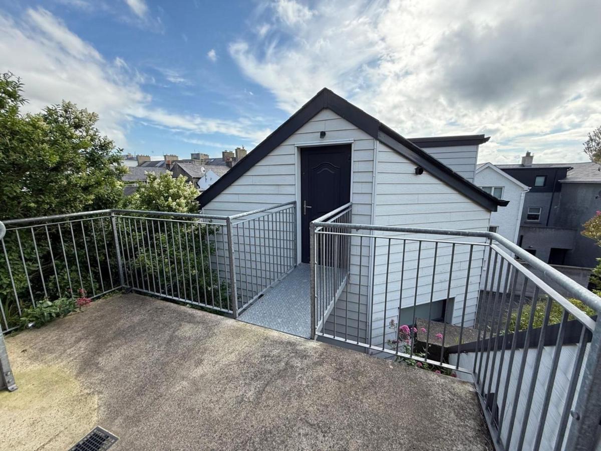 Modern Split-Level 2-Bed Apartment with Balcony - B&B