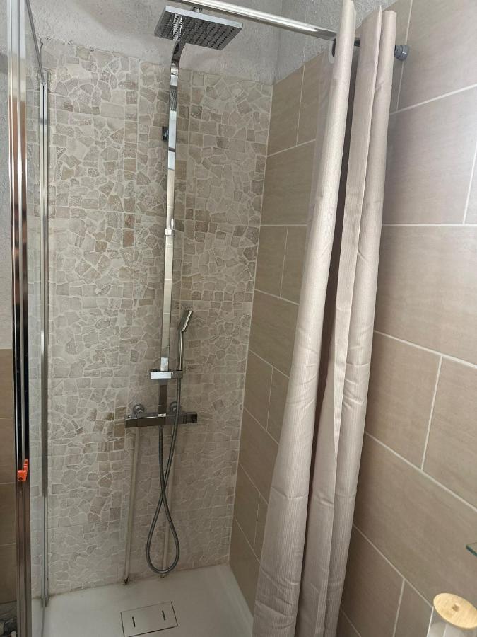 studio Nimes capouchiné parking et balcon proche centre - B&B