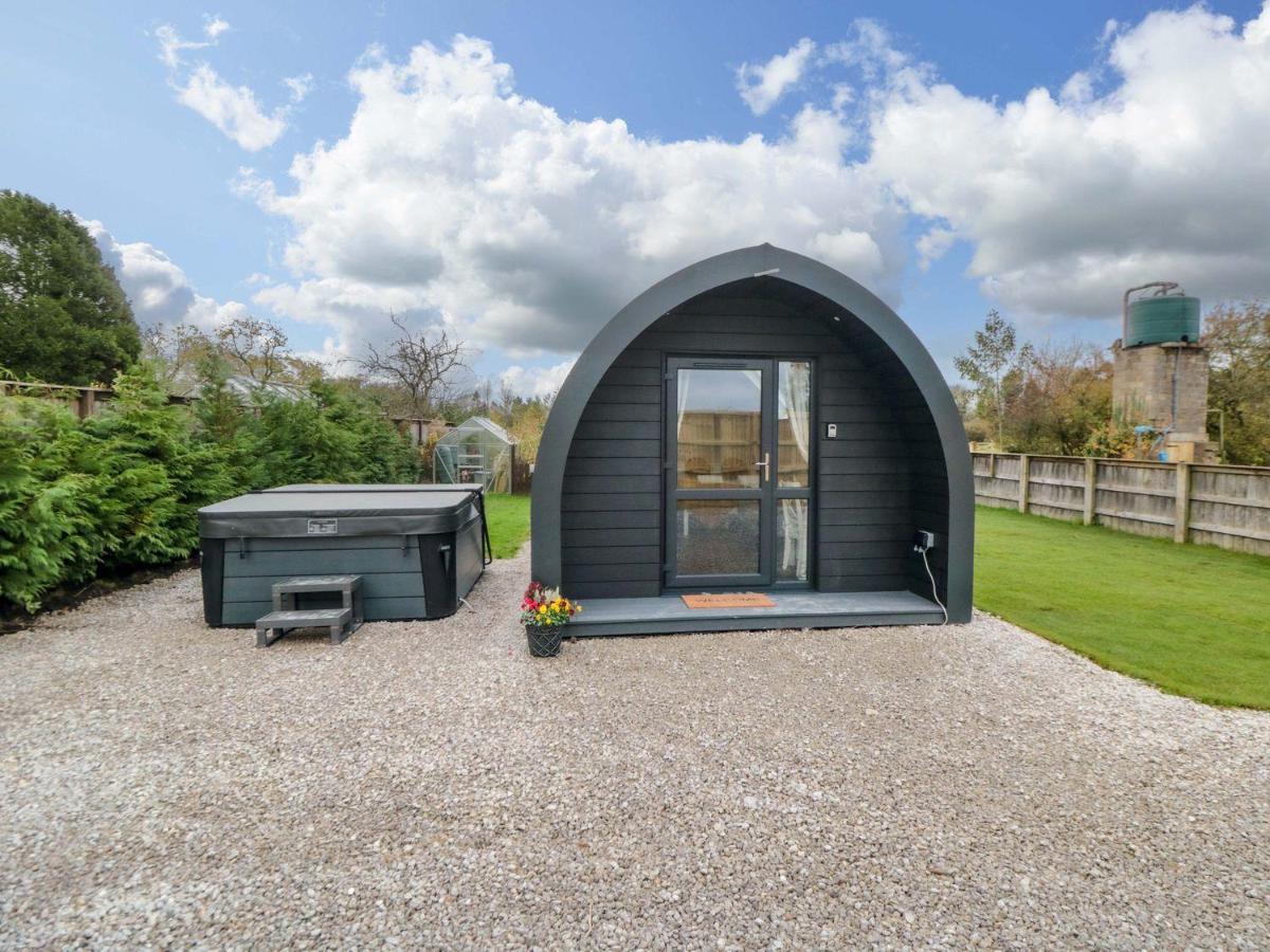 Bumblebee Glamping Pod - Bed and Breakfast Wilton