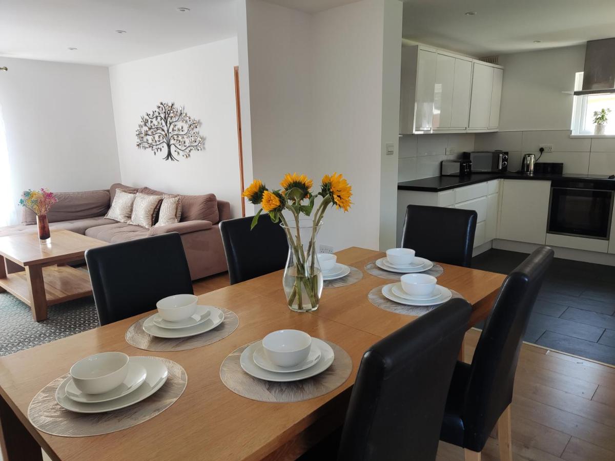 3 Bedroom house, CONTRACTOR STAYS, Lovely Garden, Parking 2-3 cars, Sleeps up to 10, Wi-fi, Smart TV, short drive to the Beach, Hospital, Airport - Chambres d'hôtes Bournemouth