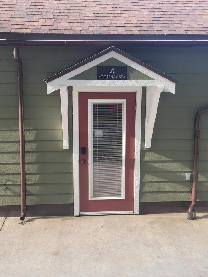 Sparkling NEW Rossland Midtown Studio Apartment - B&B