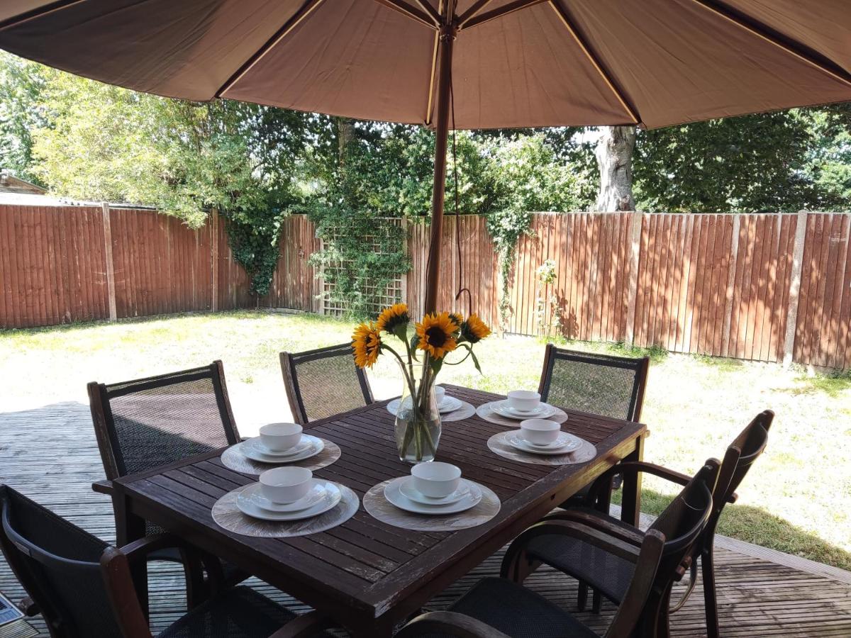 3 Bedroom house, CONTRACTOR STAYS, Garden, Parking 2-3 cars, Sleeps up to 10, Smart TV, Wi-fi, short drive to the Beach, Hospital, Airport - Chambres d'hôtes Bournemouth