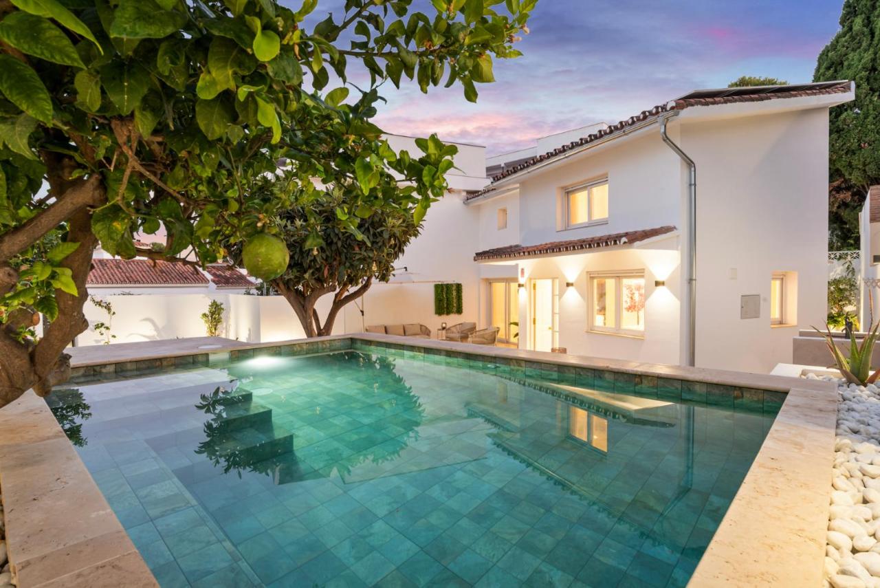 Benalmadena Beach Villa-Luxe new 5BR heated pool & BBQ kitchen at prime location near Puerto Marina & Beach - Chambres d'hôtes Benalmádena
