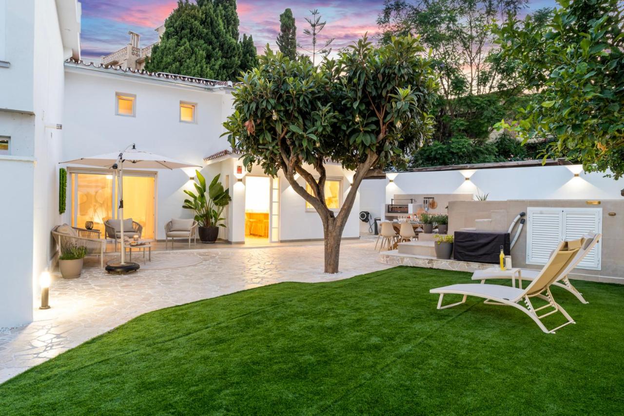 Benalmadena Beach Villa-Luxe new 5BR heated pool & BBQ kitchen at prime location near Puerto Marina & Beach - Chambres d'hôtes Benalmádena