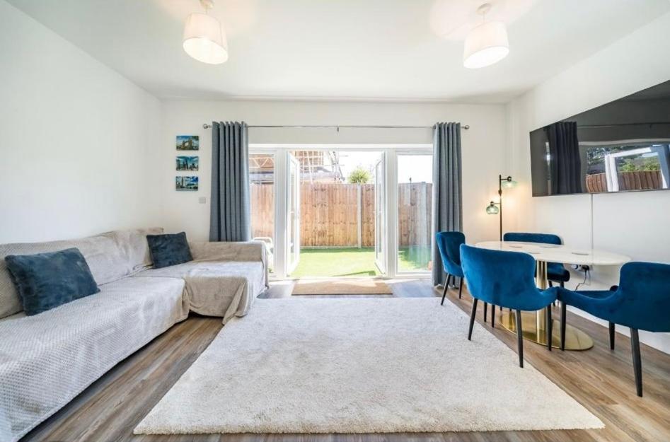 Morden Bungalow - 3 mins to tube - B&B