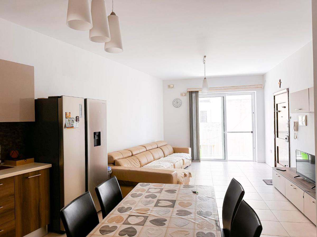 Bright and Spacious 2 Bedroom Flat Da Vinci Court - B&B