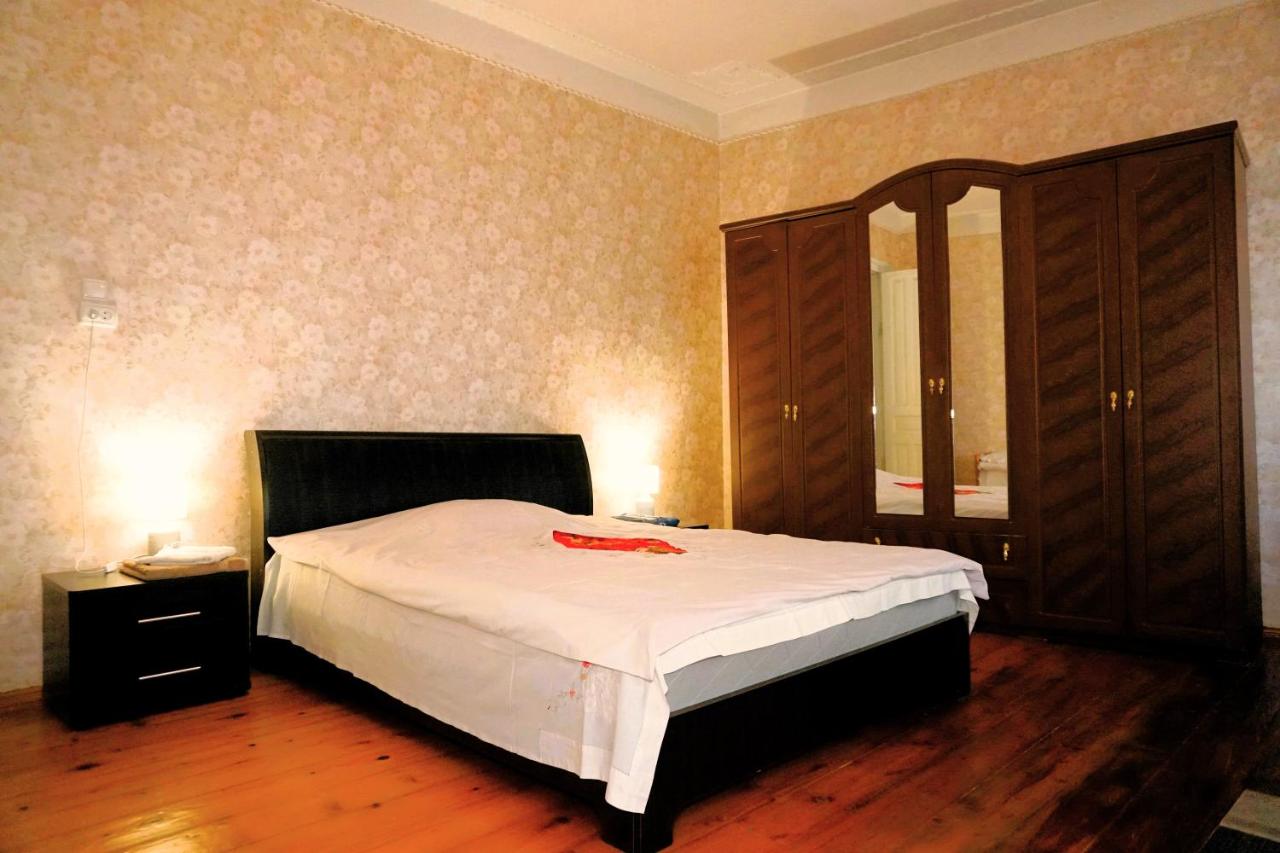 Habitación con cama extragrande y balcón