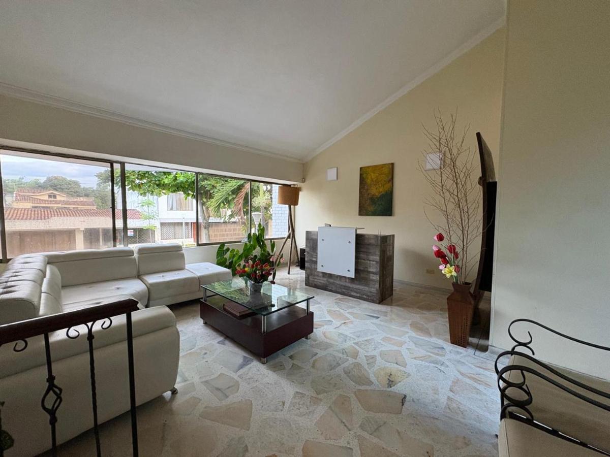 Casa Jardin del Lago - Bed and Breakfast Cali