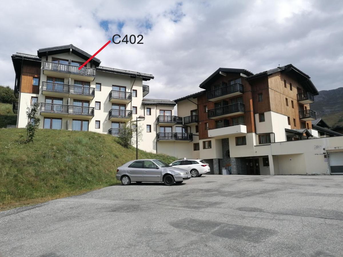 Plein sud, grande pièce de vie, vue imprenable sur les montagnes et parking couvert privé - B&B