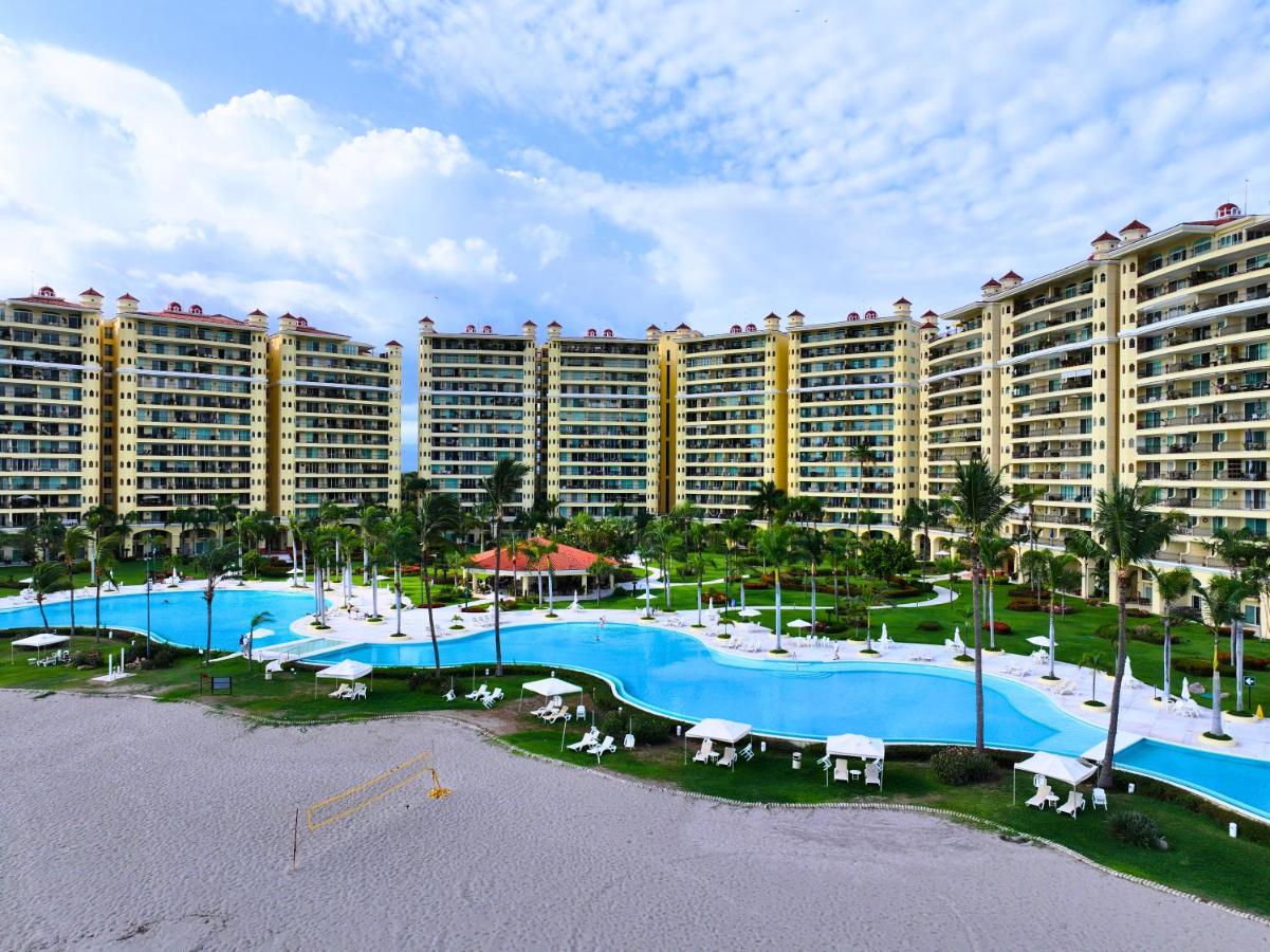 Luxurious 3-Bedroom Beachfront Villa in Marina Vallarta - B&B Puerto Vallarta