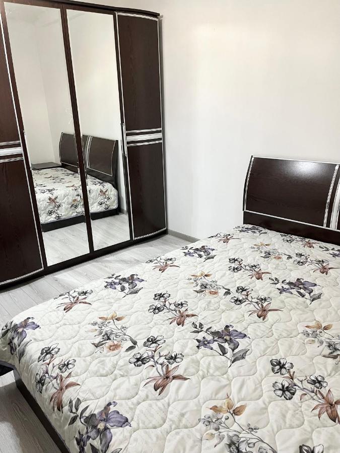 Трехкомнатная квартира в Авангарде - Bed and Breakfast Atıraw