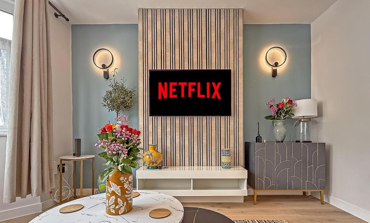 LUTON LUXURY LIVING, Large PREMIUM House, Beautifully Landscaped PRIVATE GARDEN, Newly Refurbished Throughout, PARKING FOR 2 VEHICLES, Great Access to Central Luton & the M1 Motorway - Chambres d'hôtes Luton