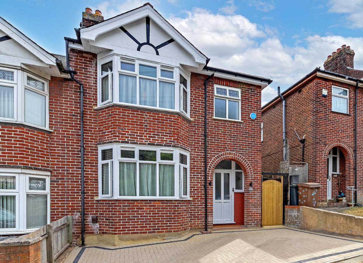 LUTON LUXURY LIVING, Large PREMIUM House, Beautifully Landscaped PRIVATE GARDEN, Newly Refurbished Throughout, PARKING FOR 2 VEHICLES, Great Access to Central Luton & the M1 Motorway - Chambres d'hôtes Luton