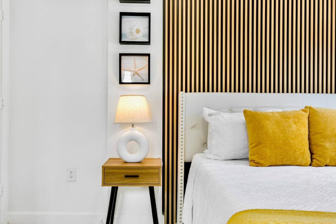 Beachy Living |Sleep 8 Best Location | BBQ & Patio - B&B Miami