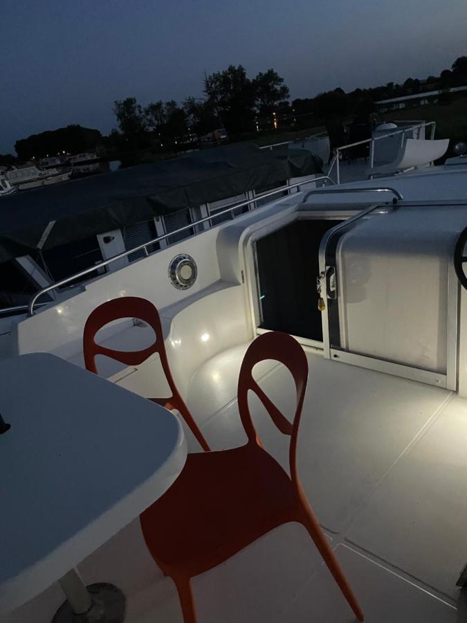 Iris, bateau douillet sur le canal du nivernais - Chambres d’hôtes La Collancelle