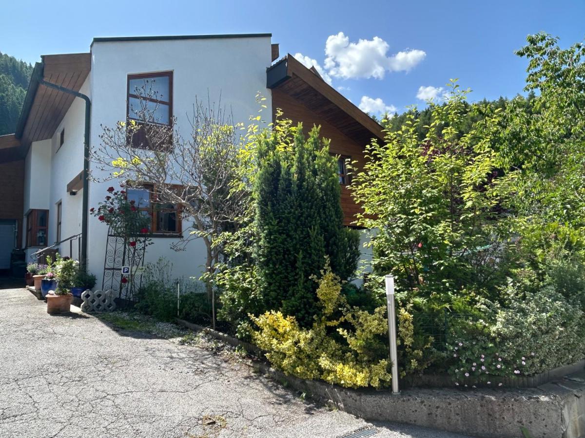 Bijou Homestay I - Room w Balcony, Mountain & Garden Views - B&B
