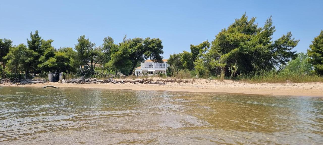 SUNRISE BEACH VILLA, - garden gate opens onto the beach - B&B Potámion