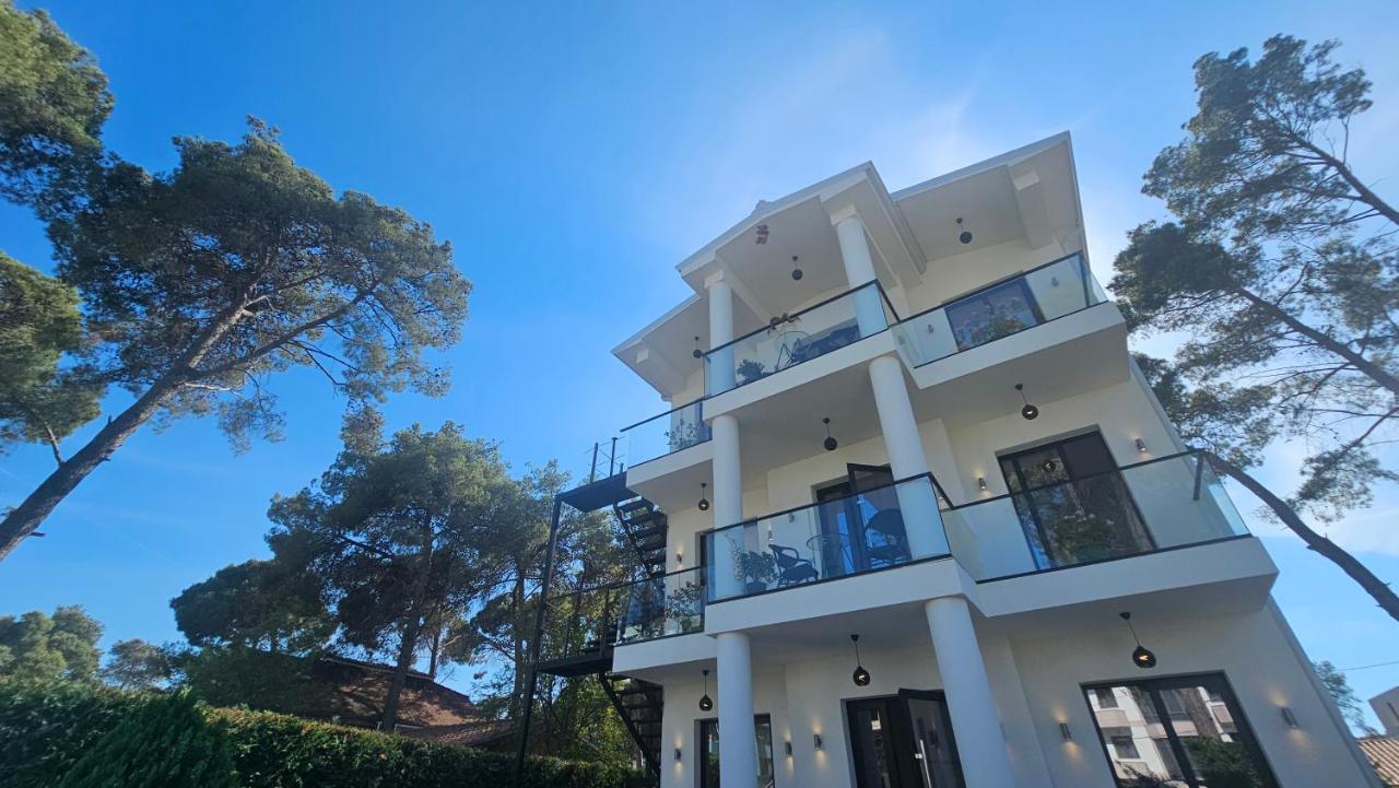 White Pine Villa With Pool - B&B Golem