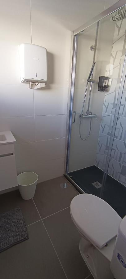 Standaard Tweepersoonskamer met 2 Aparte Bedden - Gedeelde Badkamer