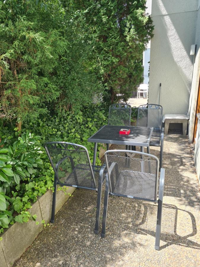 WellandHome Aalen - Business Apartment - 4 single beds - B&B