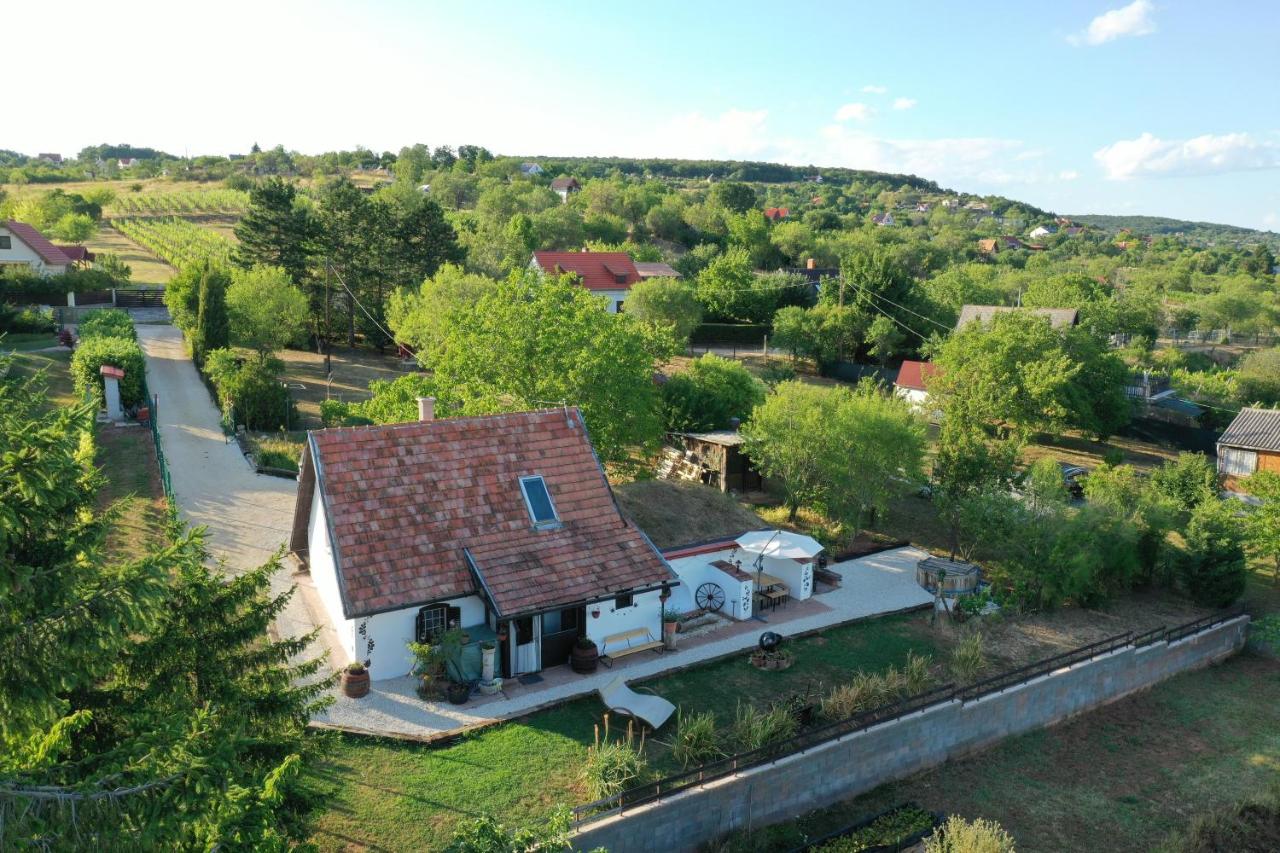 Házikó Balatonalmádi - B&B Balatonalmádi