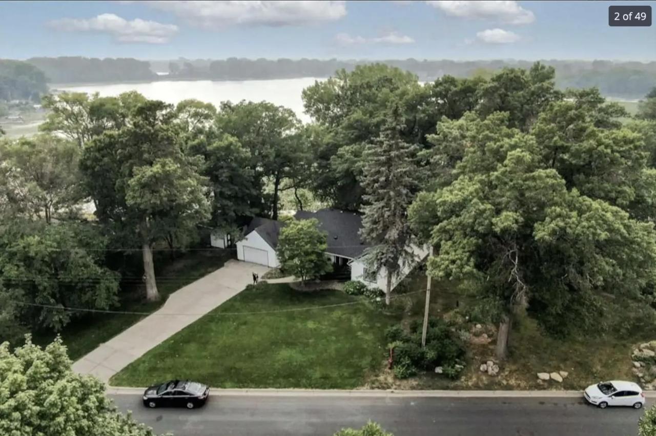 Lake House- Four Bedroom retreat, King bed, Beautiful Sunset! - B&B