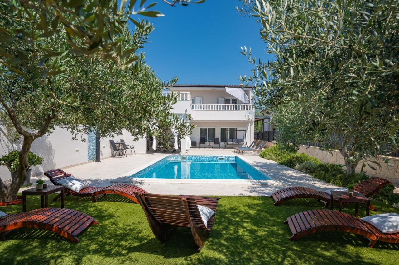 Beachfront villa Mihovil with direct beach access - B&B Kaštel Štafilić