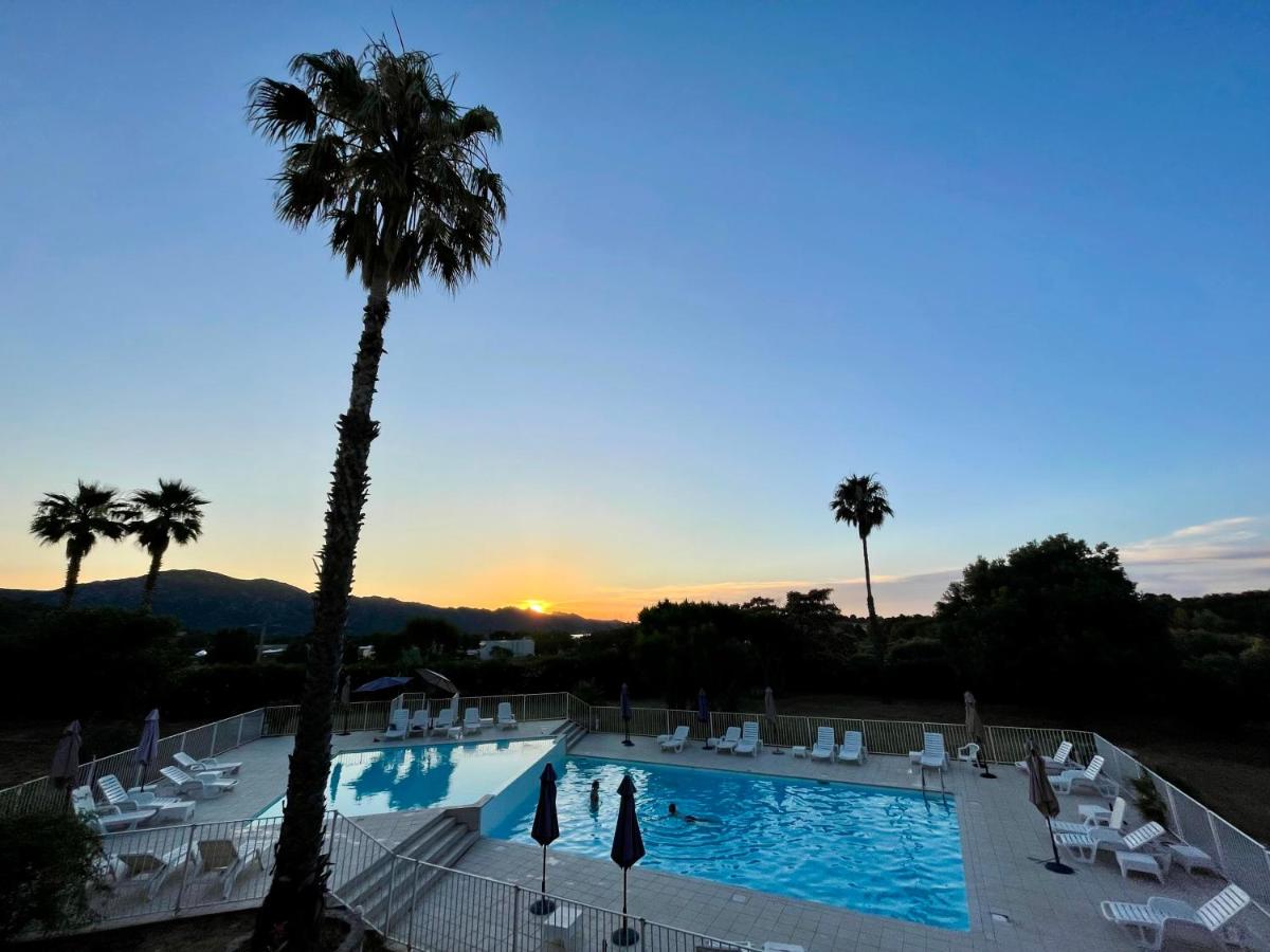 Studio climatisé avec terrasse coucher de soleil ménage compris pour 2 à 3 personnes dans un parc calme avec double piscine au sel et parking privé protégé Proche mer et port - B&B Saint-Florent