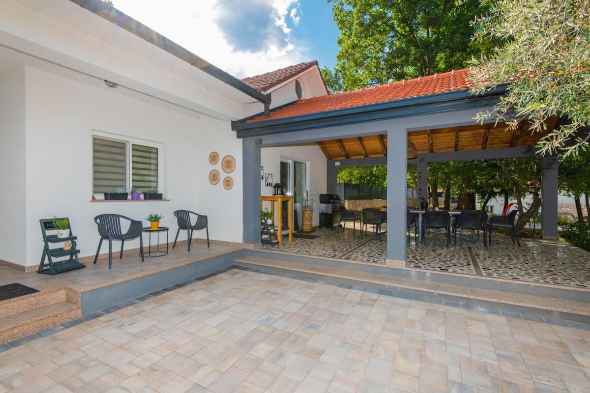 Villa Botanica - Lush Garden and Pool Oasis - B&B Kamenmost