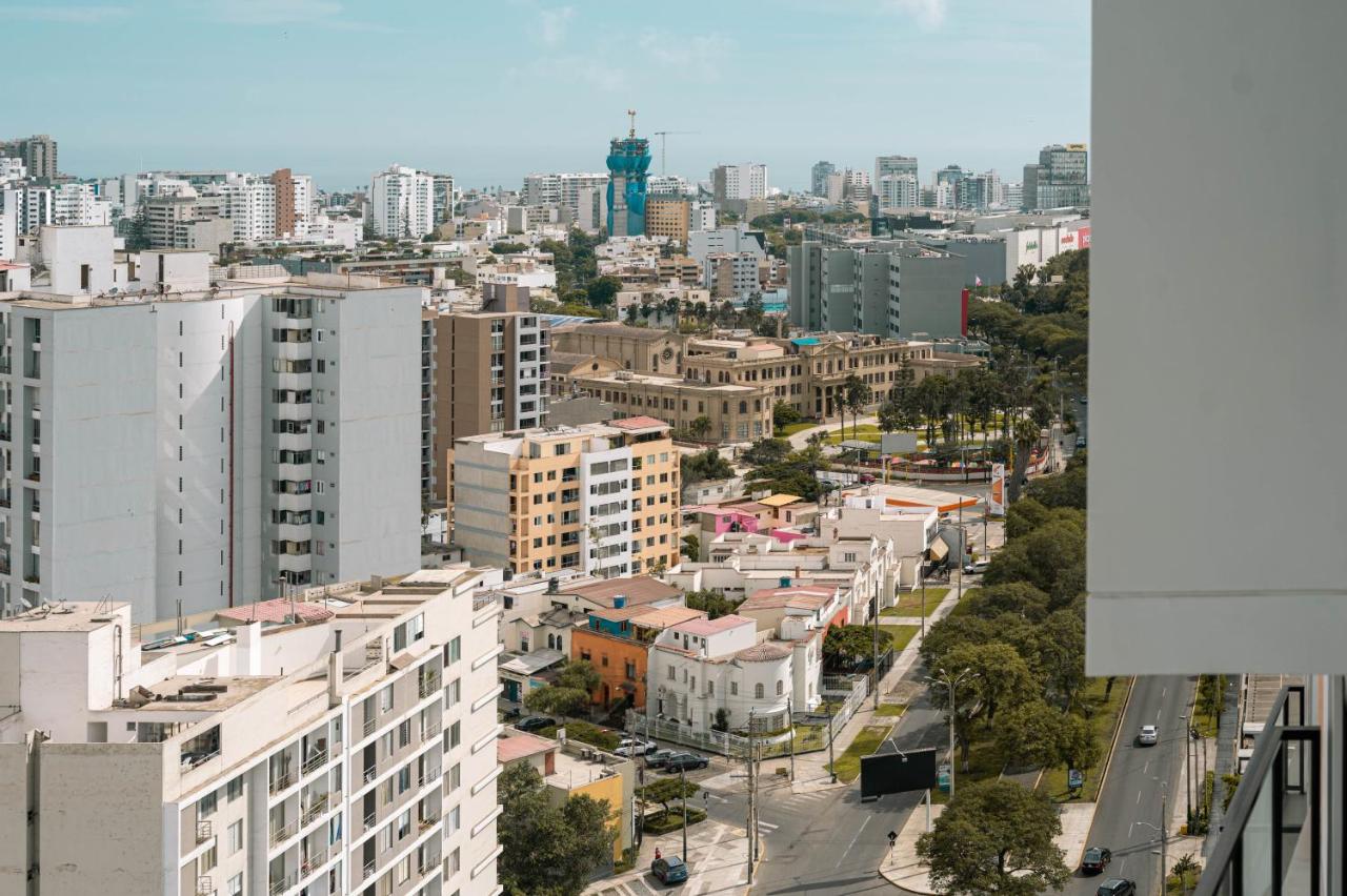 Modern 3BR 2BA Apt Gym and Parking Near Real Plaza, UP and Trendy Cafés - Chambres d'hôtes Lima