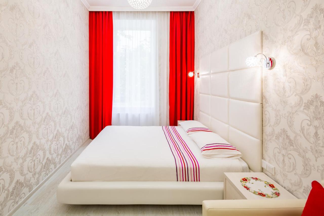 Apartment on Galytskogo square 2