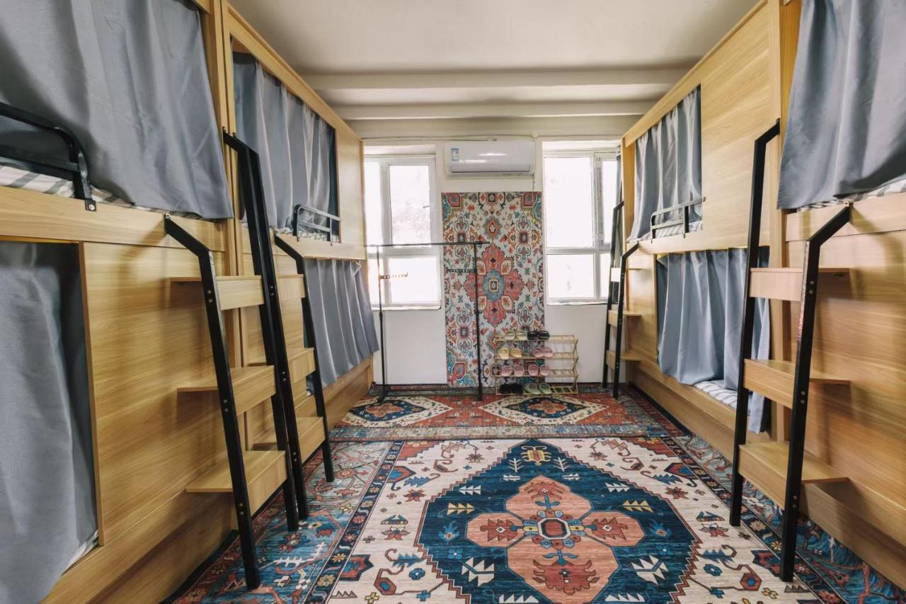 Dormitorio Maschile con 8 Letti
