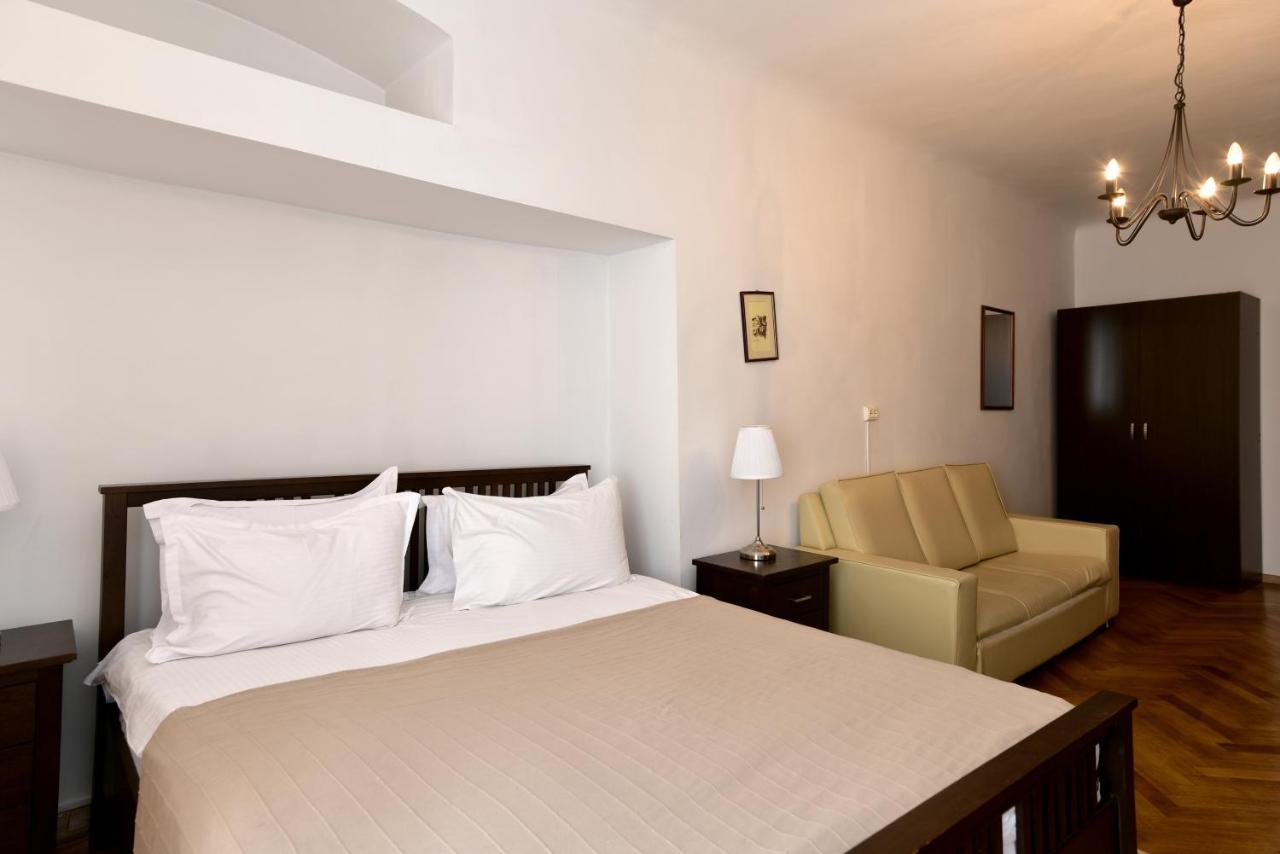 Monolocale con Divano-Letto