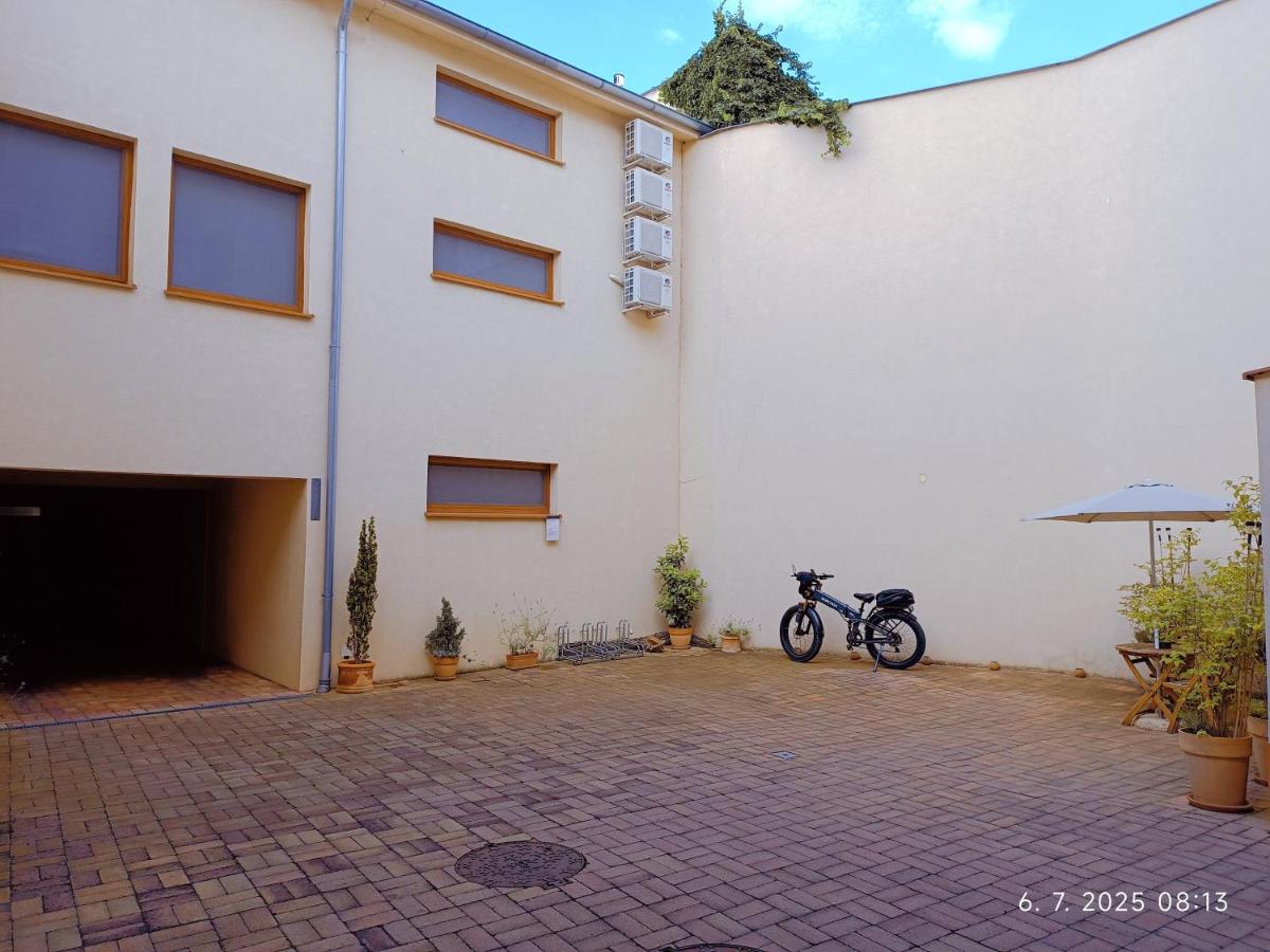 A7 Apartments - B&B Komárno