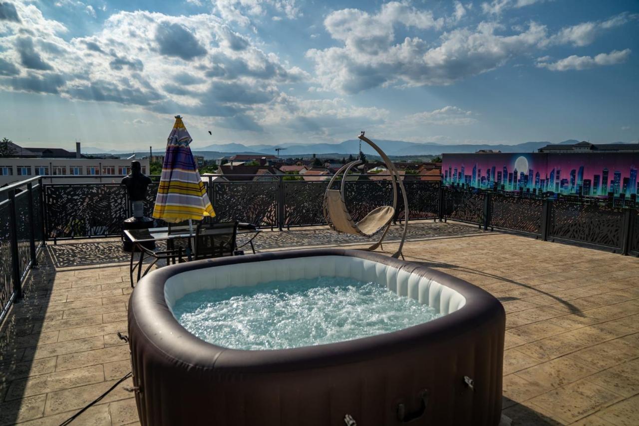 PentGarden penthouse jacuzzi - B&B Târgu Jiu
