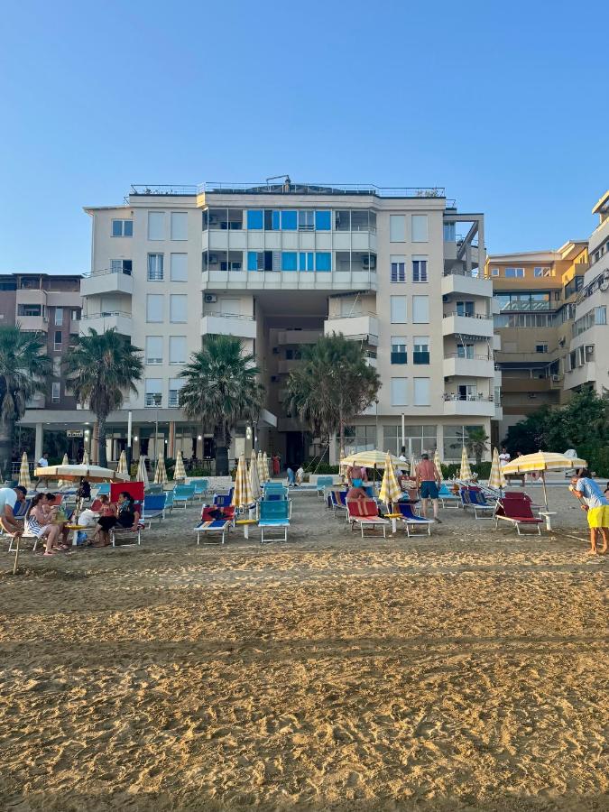 Redi's Seaside Apartment with Parking - B&B Durazzo