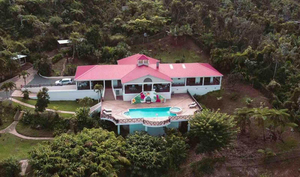 Secluded Coffee Farmhouse with Heated Pool & Chimney - B&B