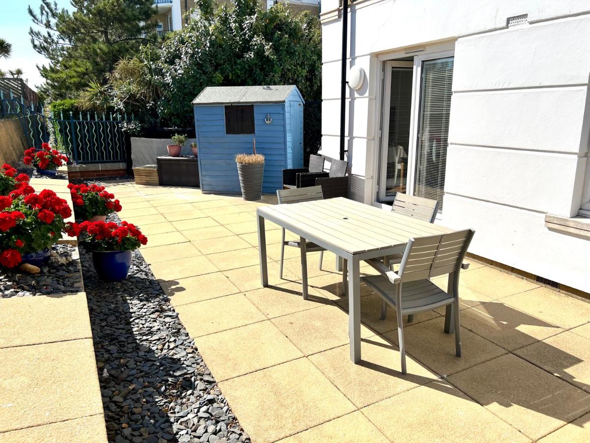 Marina Waves Apartment- Brighton, free parking, patio, ground-floor holiday home, one bedroom, sleeps 3 - Chambres d'hôtes Brighton