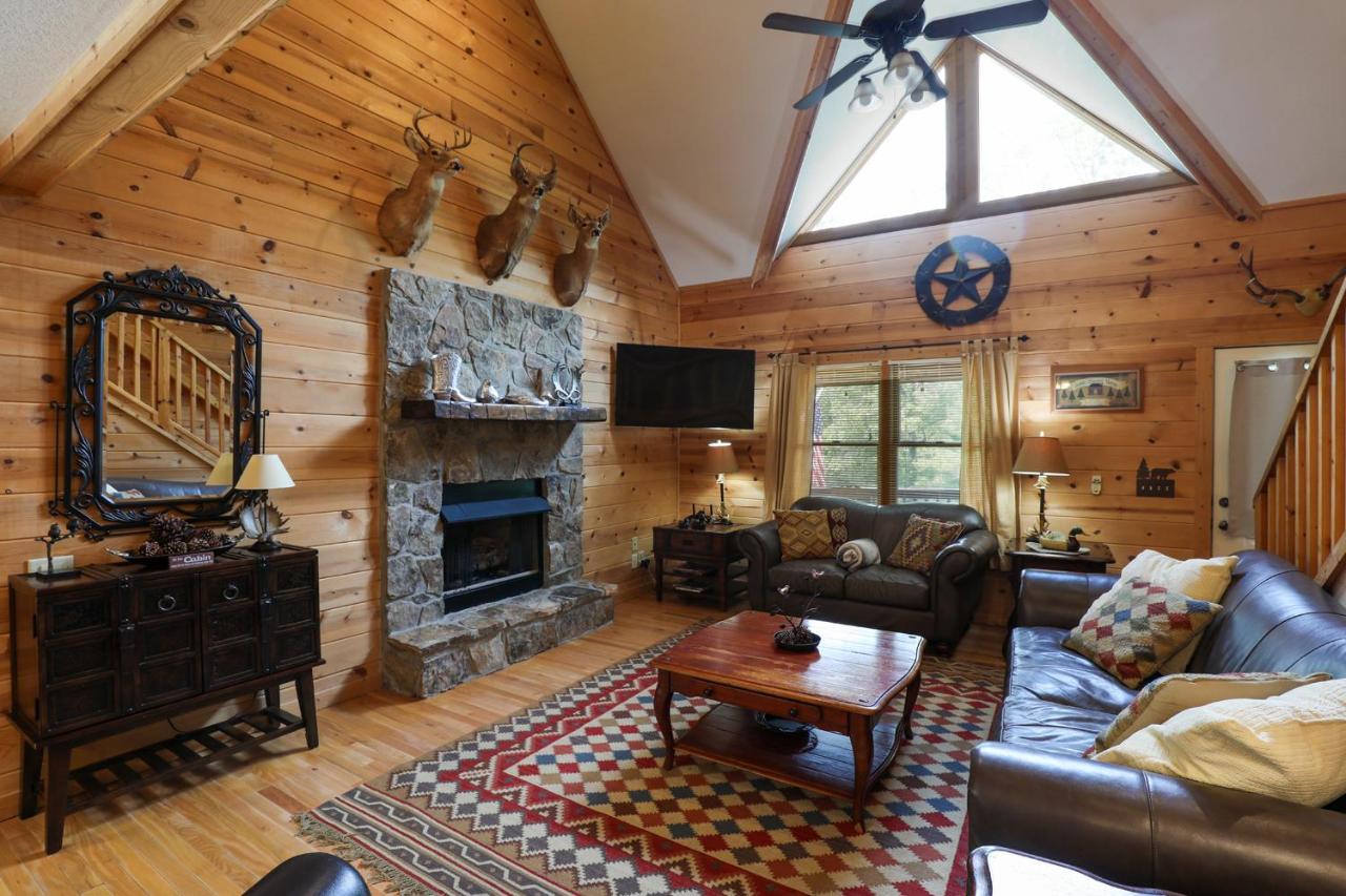 3-Story Private Cabin with Hot Tub and Fire Pit - B&B