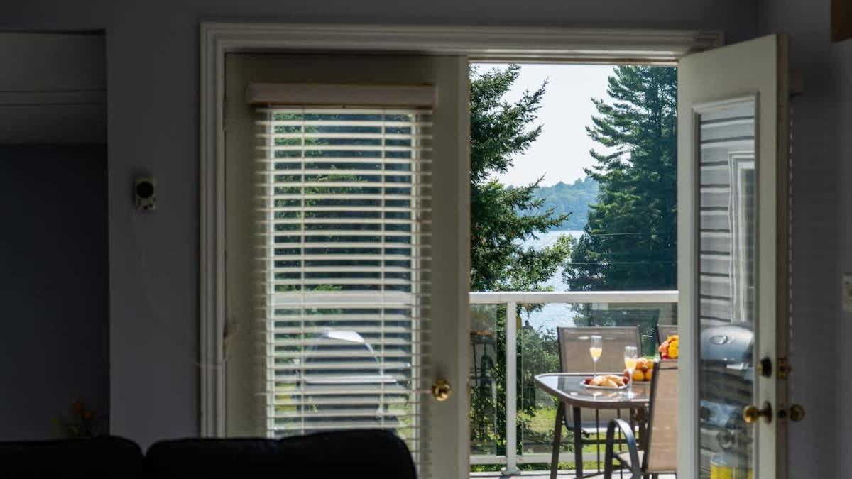 Muskoka Lakefront 4-bdrm Guest House - B&B
