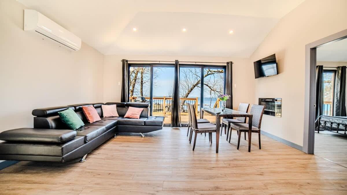 2-bedroom Lake Front Cottage in Harwood ON #2 - B&B
