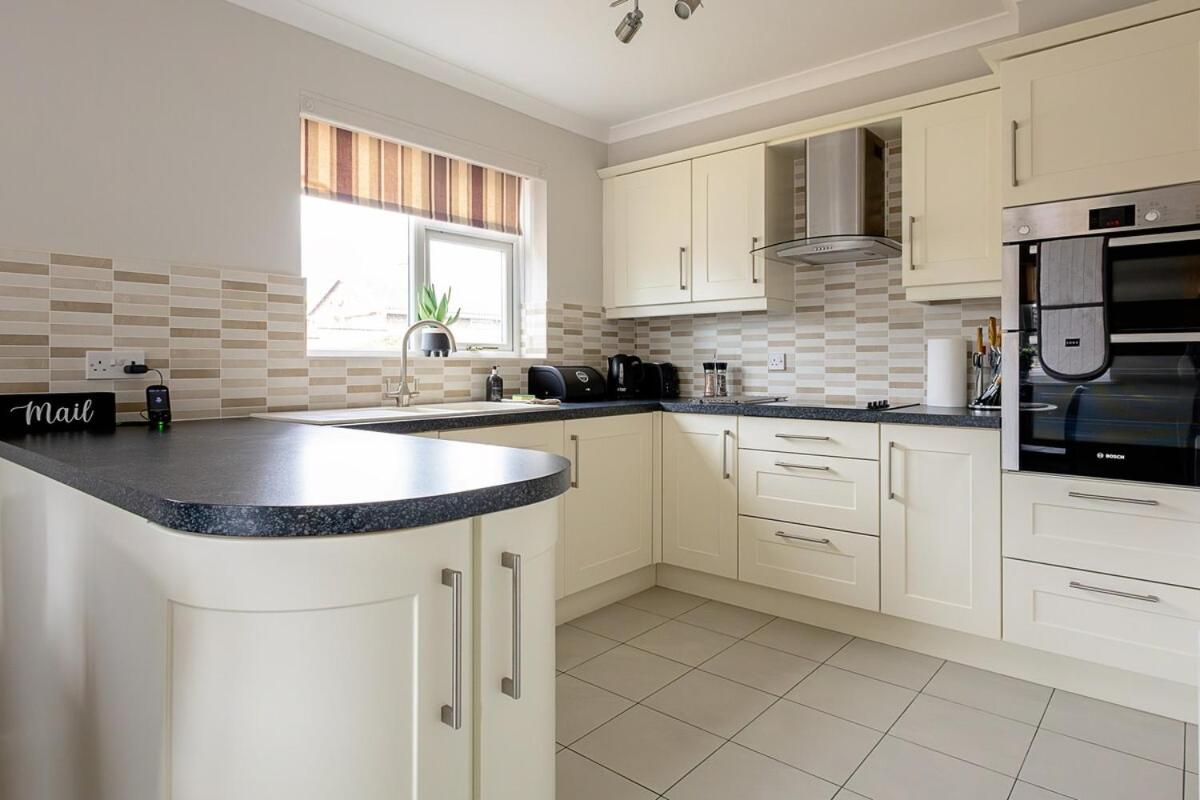 Spacious 4 Bed House with Parking in Loughborough - B&B Hathern
