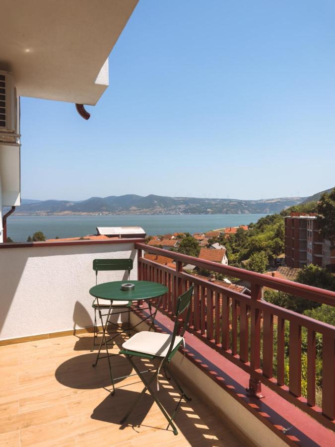 Apartamento de 2 dormitorios con balcón y terraza